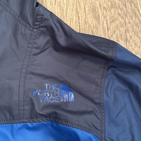 The North Face Boy’s Blue Raincoat Size Medium - Picture 3 of 7